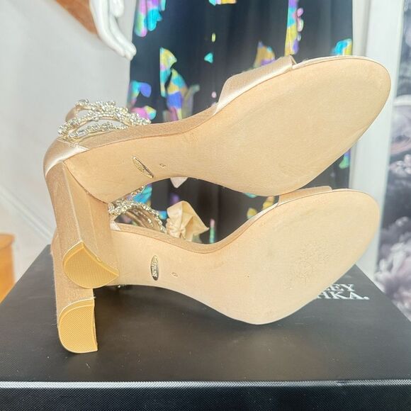Badgley Mischka Ivory Heels with Crystal Embellishments/ size 9 - Picture 9 of 12
